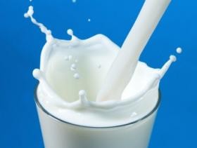 imagem de um copo de leite extraída do google sem restrição de uso e compartilhamento
